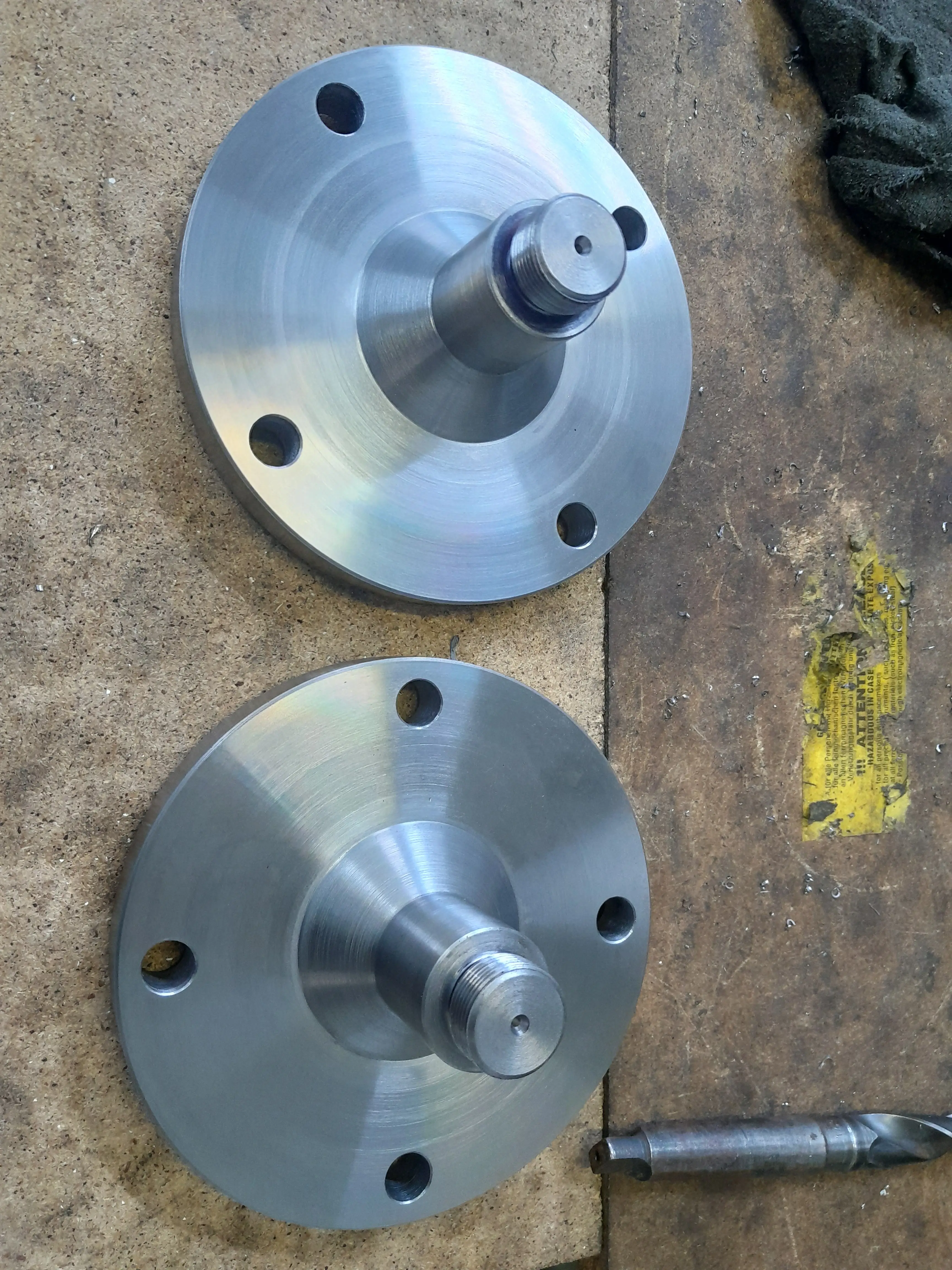 Obráběné kovové příruby s nábojem pro hřídel