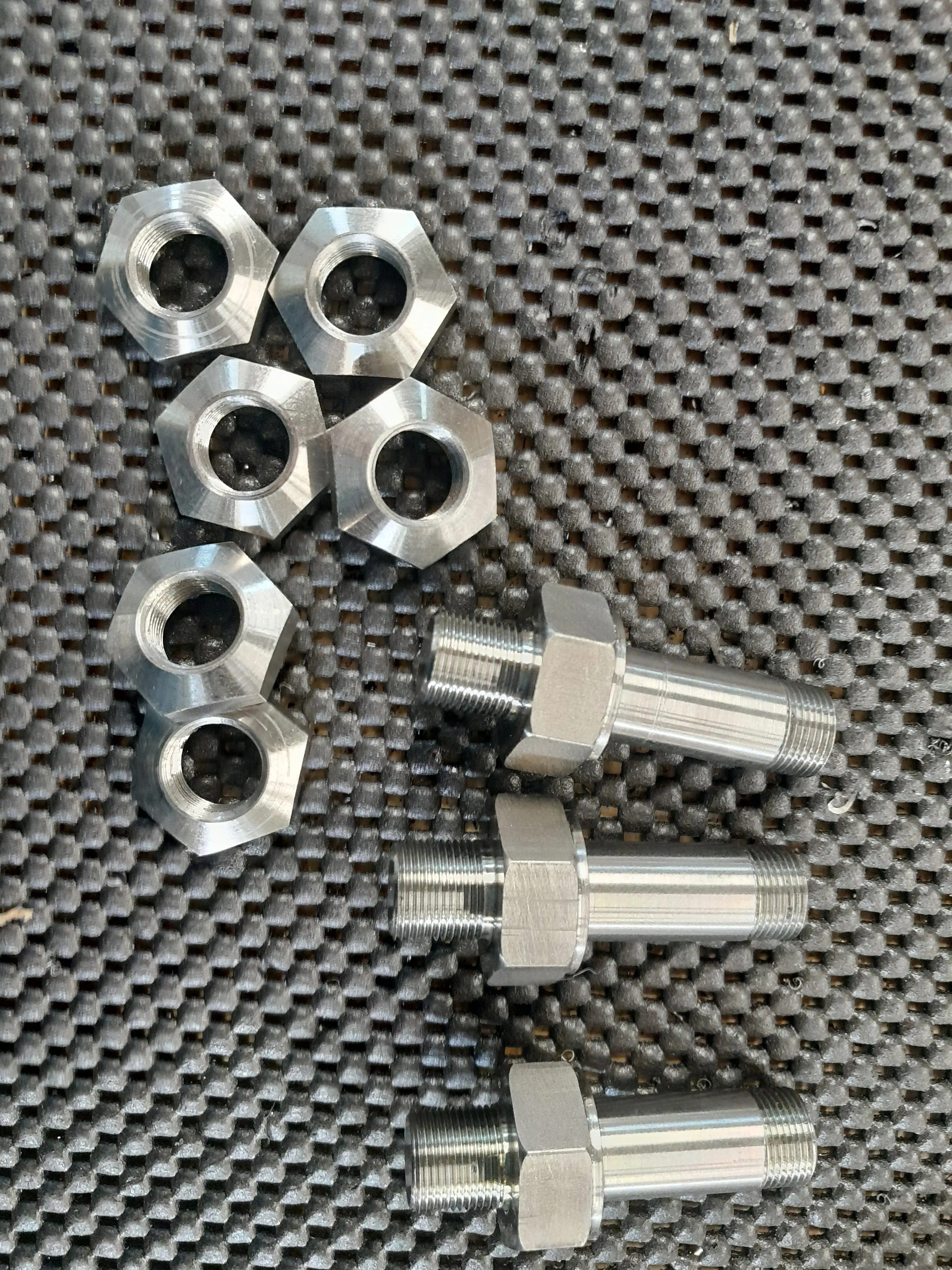 Šestihranné matice a kovové spojovací díly