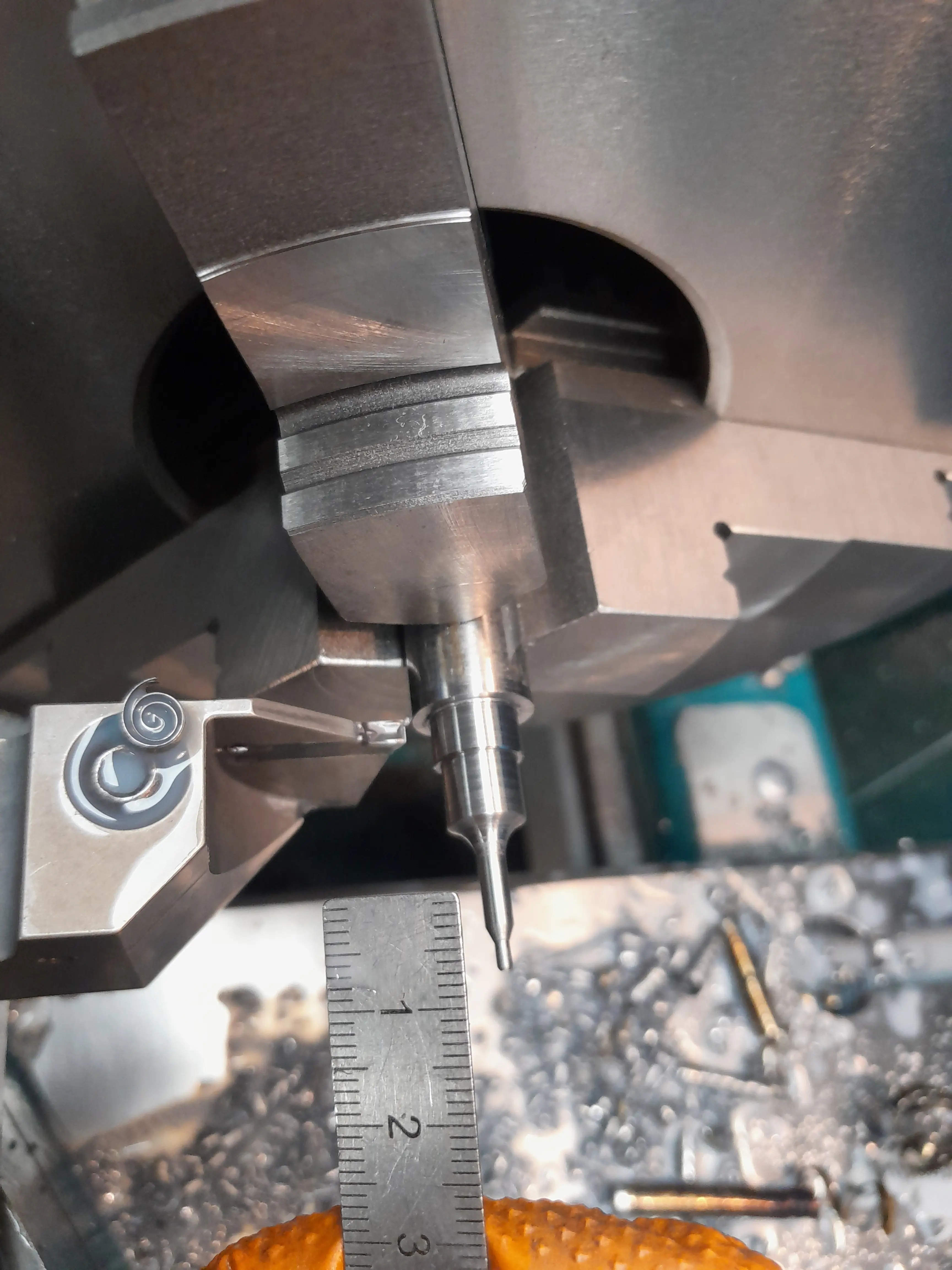 Soustružení kuželové kovové součásti