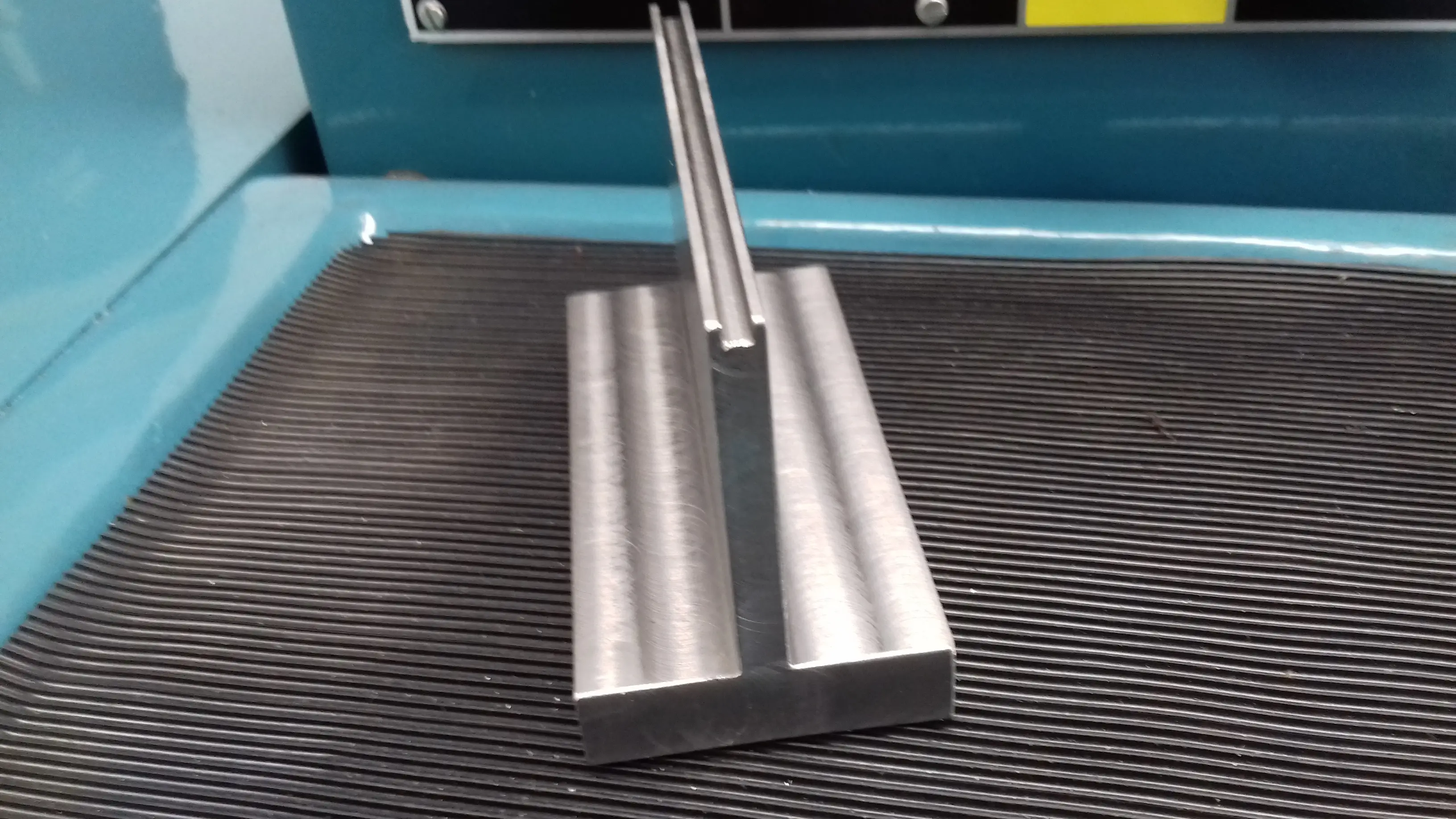 Kovový upínací přípravek s ručním posuvem