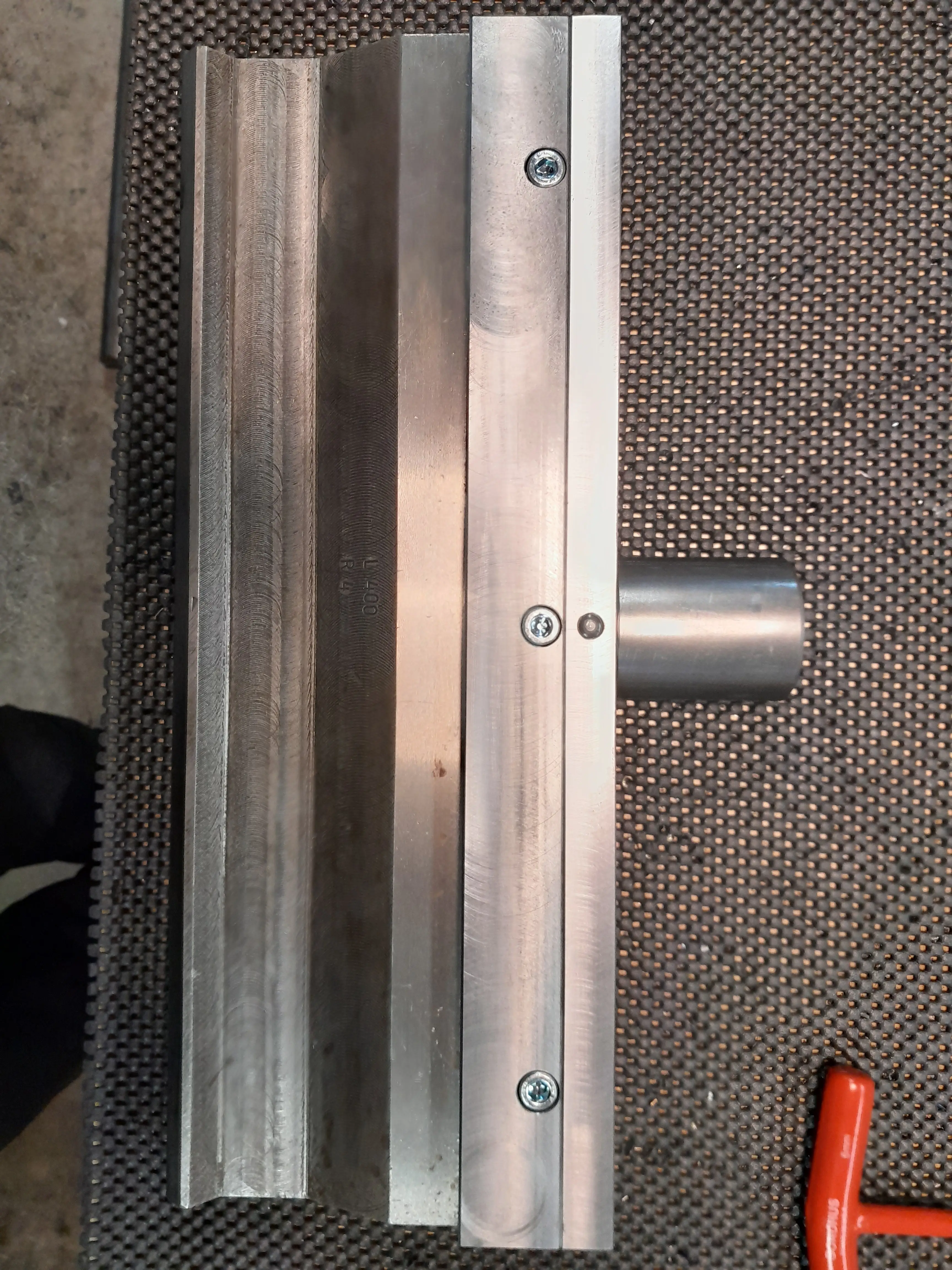 Dlouhý kovový přípravek pro obrábění