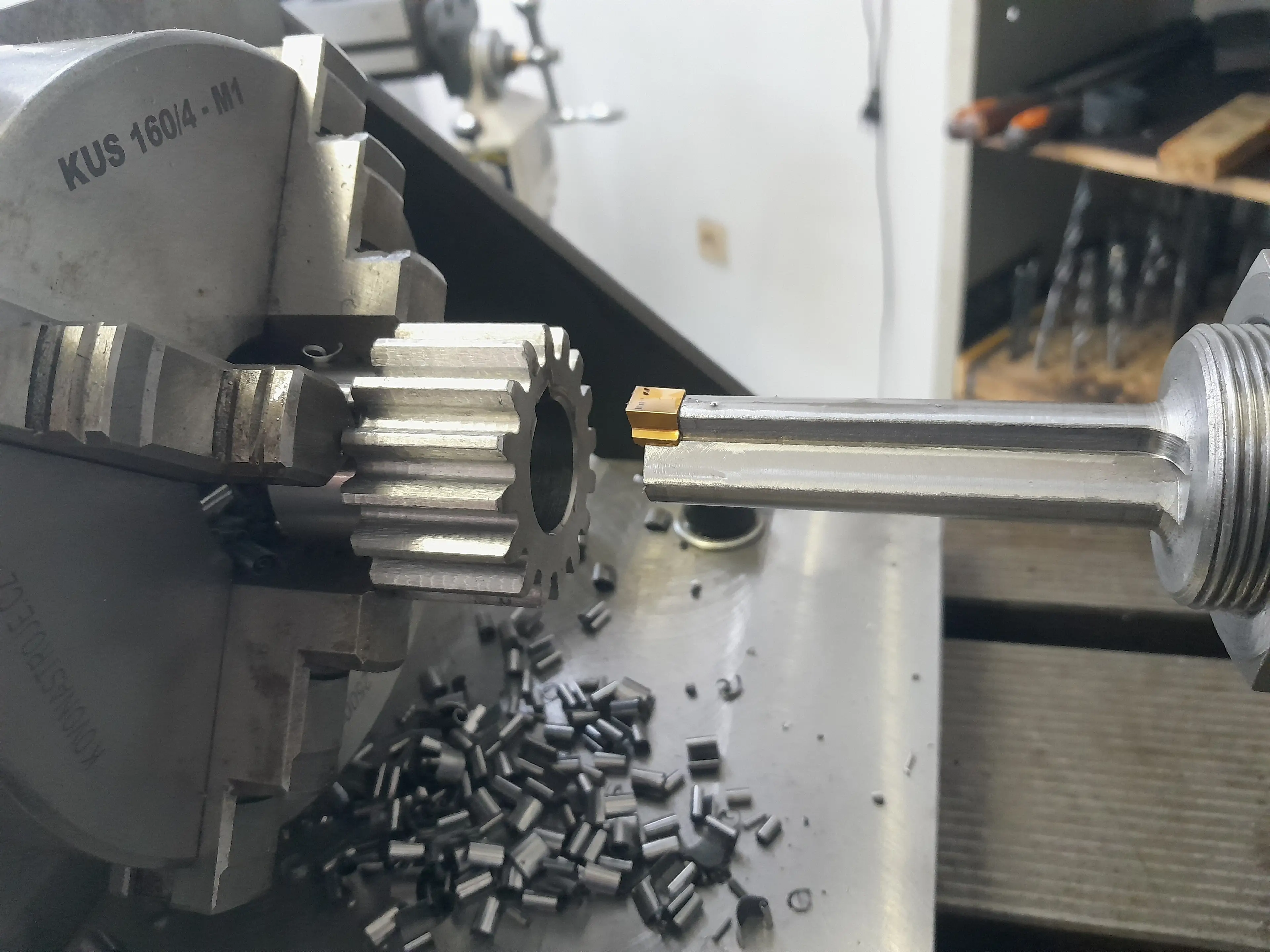 Ozubená hřídel upnutá v soustruhu