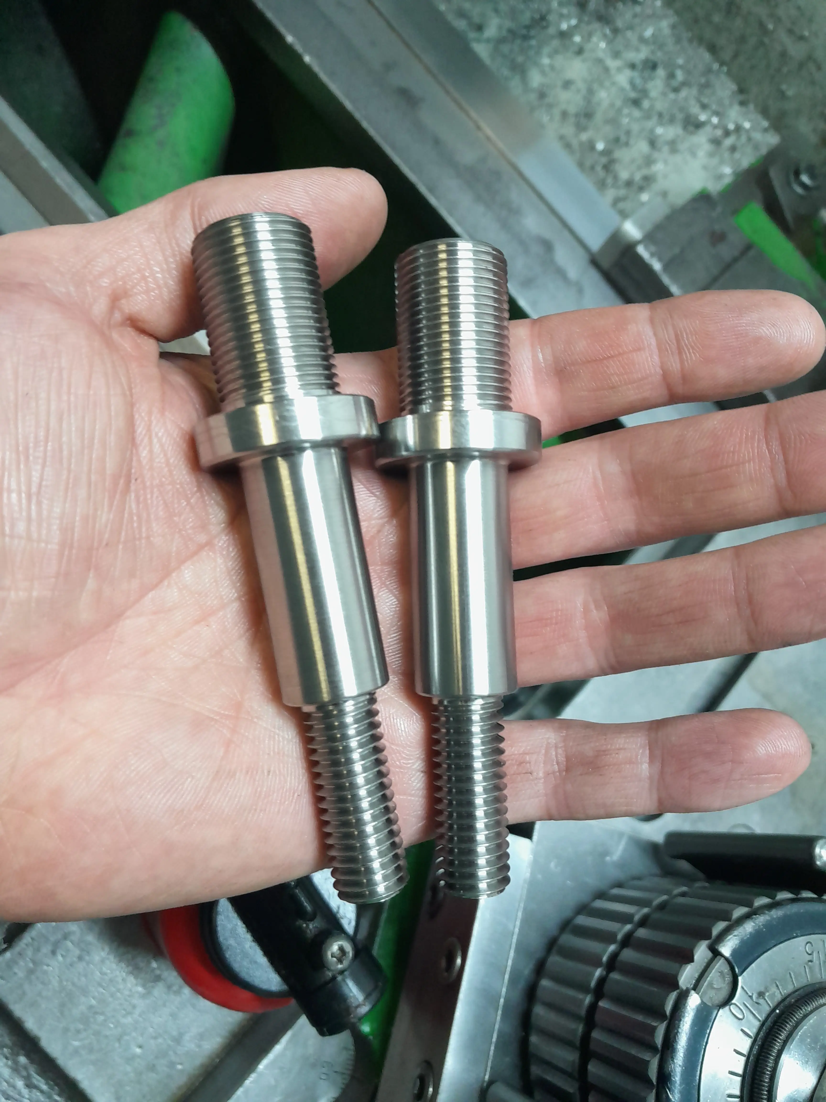 Obráběné kovové hřídele