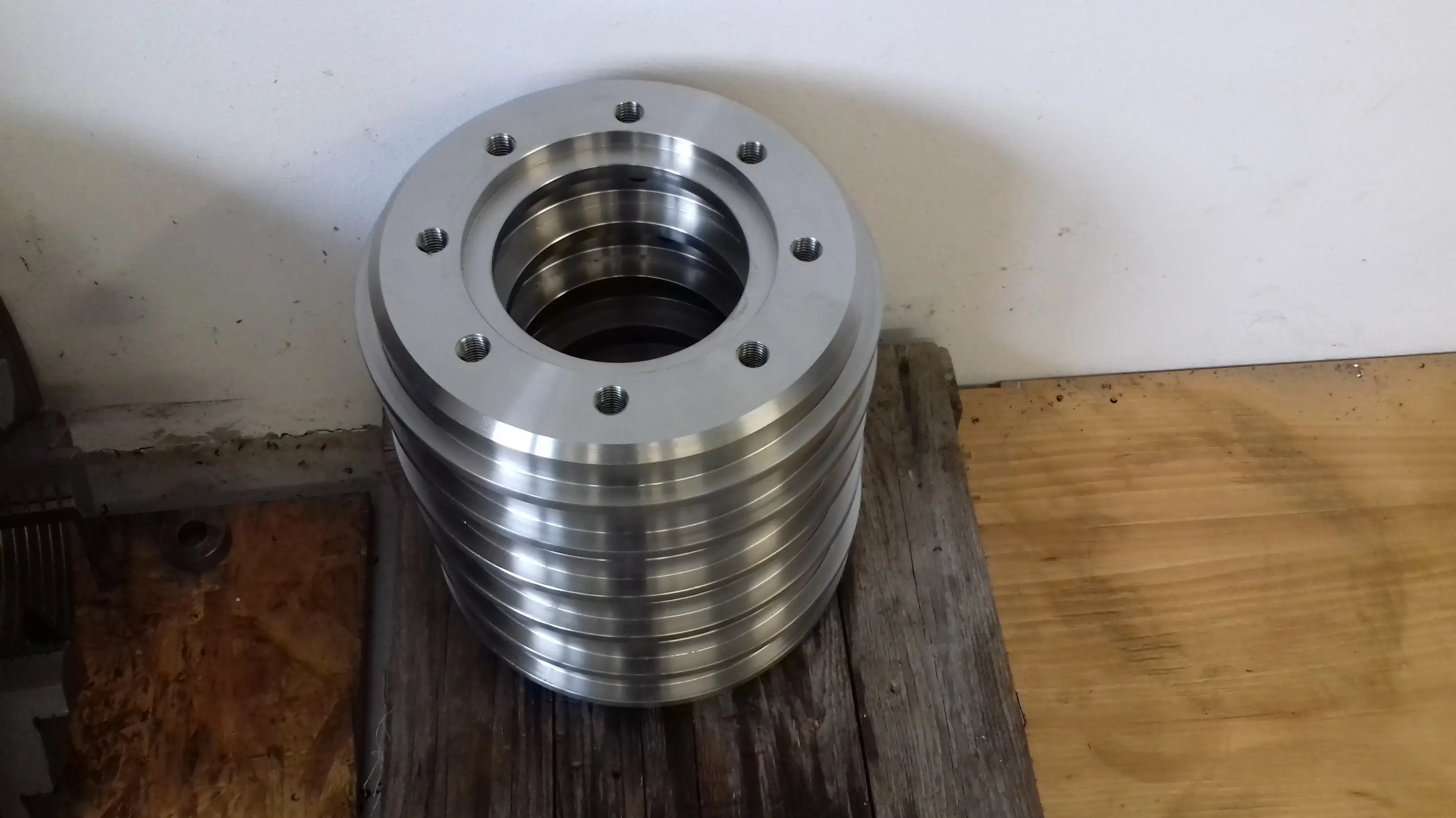 Velká kovová příruba s montážními otvory