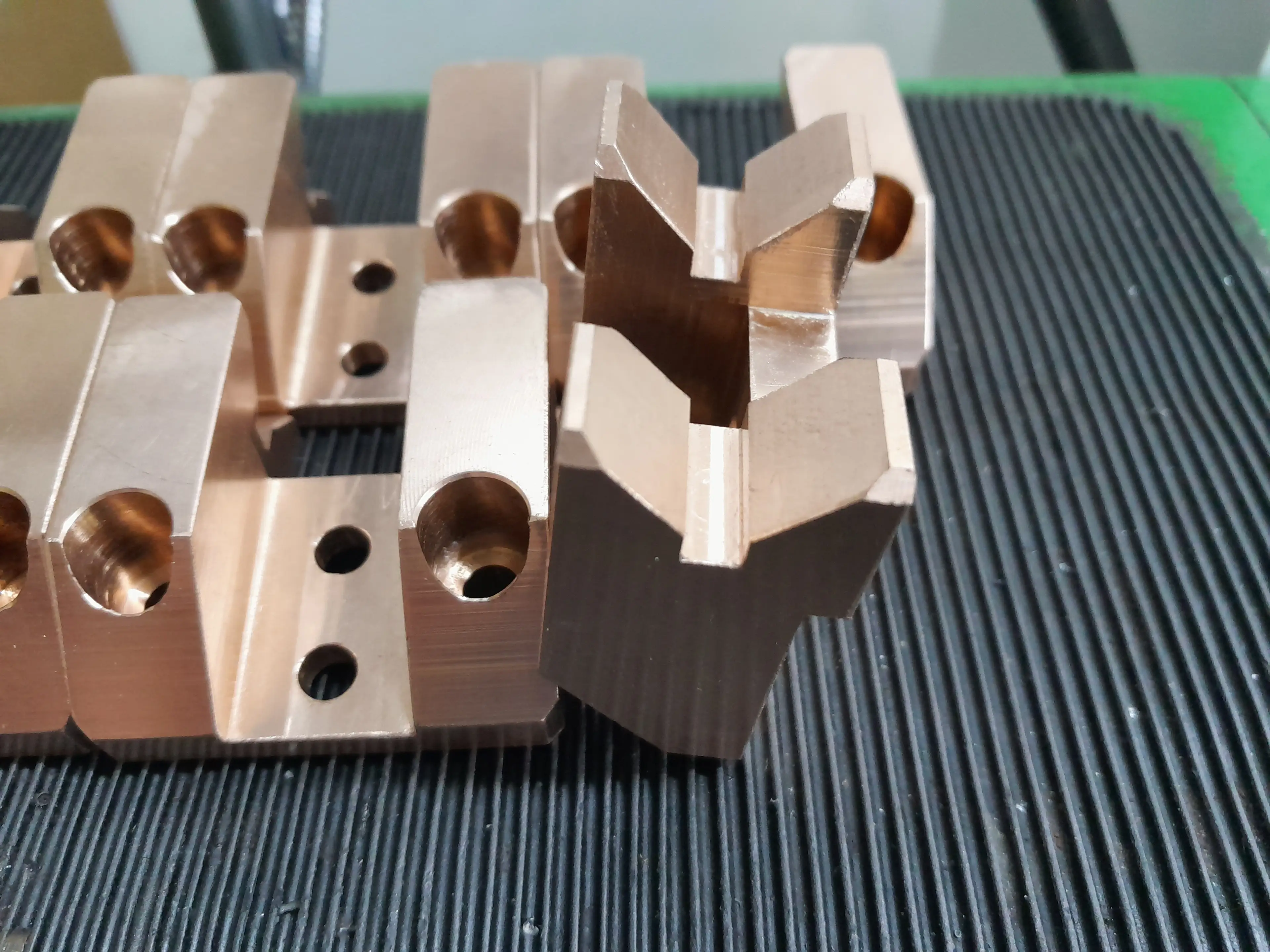 Kovová součást s drážkami a otvory