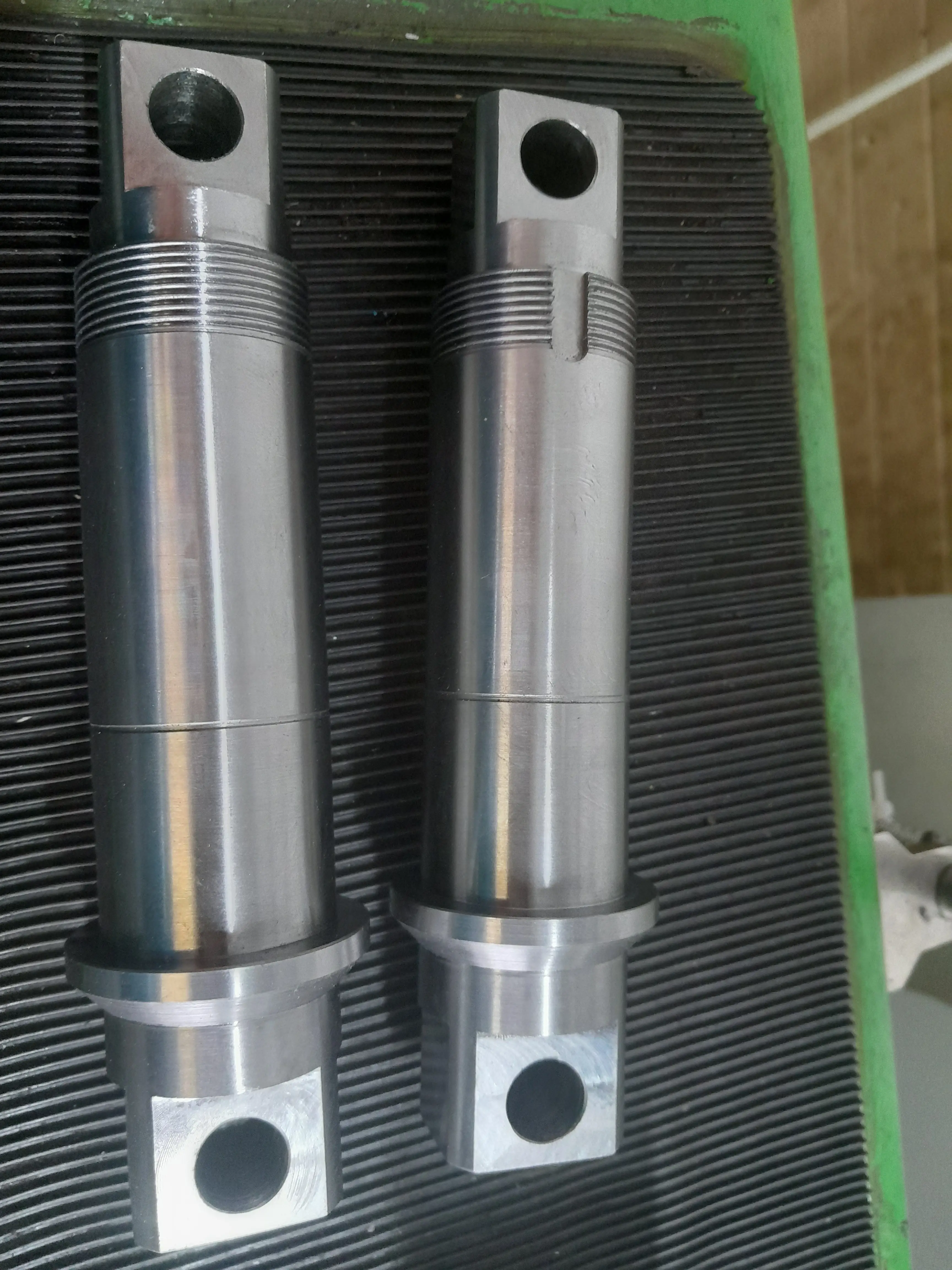 Dlouhé obráběné kovové hřídele s otvory